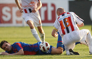 În Liga 1, primul loc se obţine cu multe cartonaşe roşii