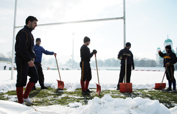 Apel la suporteri: "Ajutaţi-ne să deszăpezim terenul!"