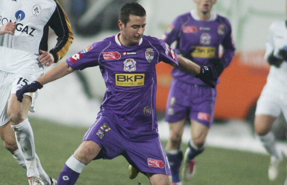 Poli Timişoara cîştigă cu 3-1 în faţa lui Gaz Metan şi rămîne în cursa pentru titlu