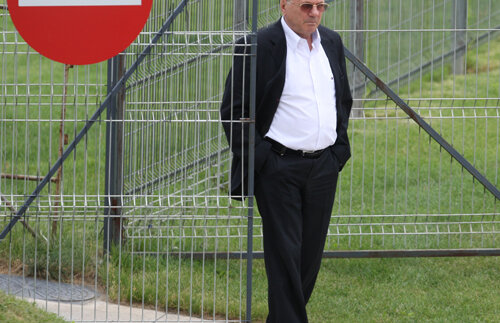 Mircea Rădulescu, umilit de Rapid » "Îl pîrăşti pe Şumi? Predă abonamentul!"