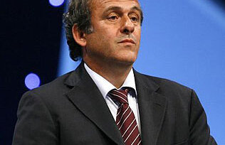 Platini vrea 5 arbitri la meciurile de la EURO 2012