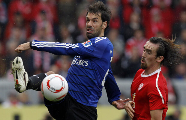 Hamburg nu l-a lăsat pe Van Nistelrooy la Real, dar acum îl ţine rezervă
