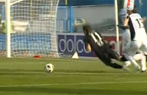 VIDEO / Tigoianu cade în careu, dar primeşte "galben" pentru simulare