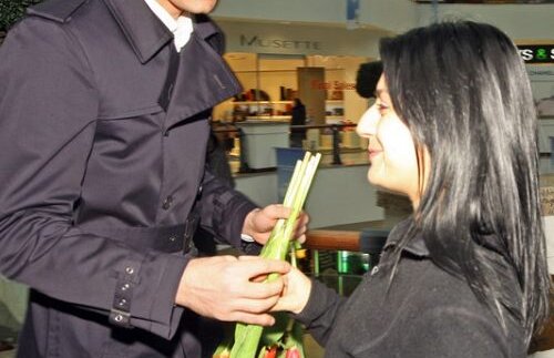 Desfăşurare impresionantă de forţe de 8 martie: "cîinii" împart flori în 5 locaţii din Capitală