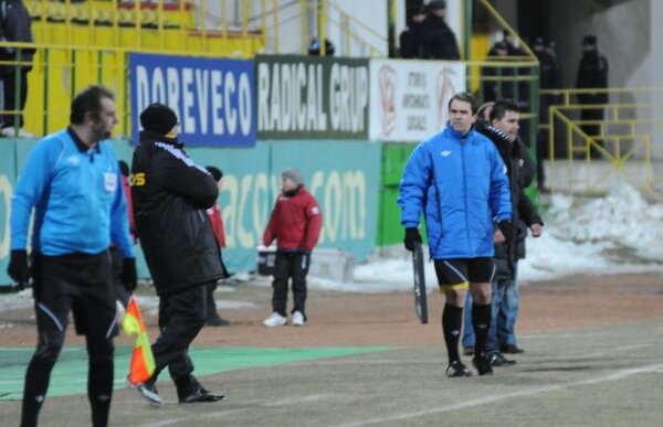 VIDEO // Augustus a arbitrat 50 de minute pentru că s-a accidentat » Balaj a ratat aşa un meci de Champions League