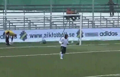 VIDEO / Cea mai mare gafă a anului » Un portar a lăsat mingea să intre în poartă :)