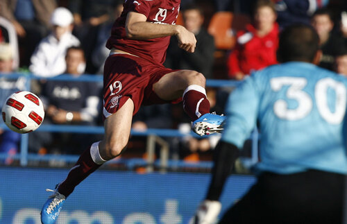 După ce Şumudică a anunţat că nu va miza pe Lazăr pînă nu va semna un nou contract, Bozo a cedat şi şi-a prelungit contractul