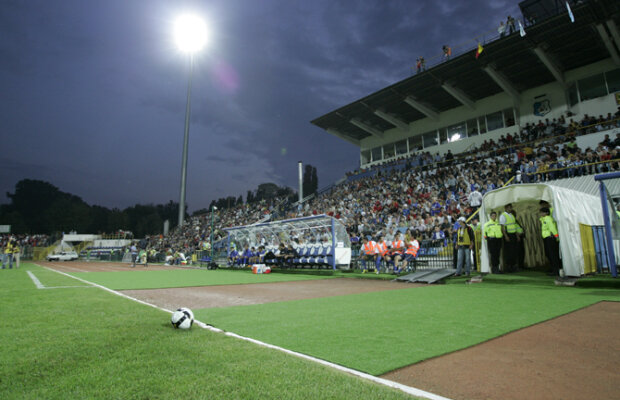 Firma lui Adrian Oprişan reface gazonul şi bagă instalaţie de căldură în terenul de la Tg. Jiu