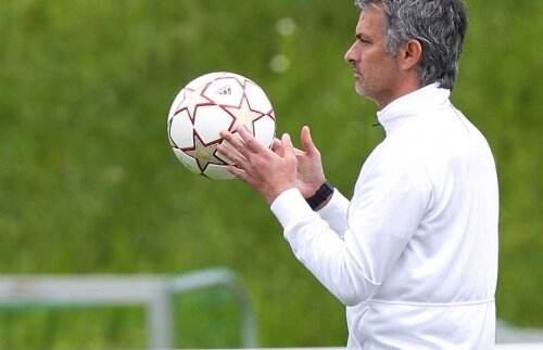 Mourinho ironic înaintea returului din "optimile" Ligii: "Al zecelea trofeu va veni natural, nu din obsesie"