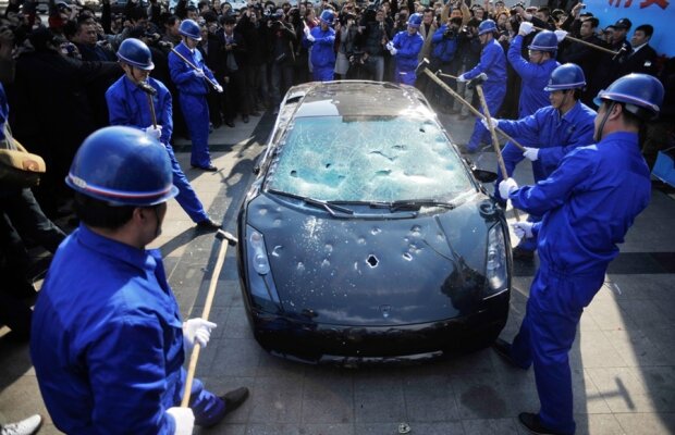 Un Lamborghini Gallardo de 120.000 de euro distrus cu ciocanele de un chinez!