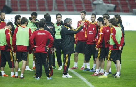 Başcanii Galatei iî dictează lui Hagi: "Baros să fie titular cu Fener"