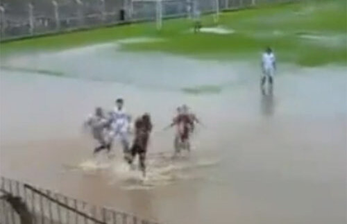 VIDEO / În Brazilia, gazda CM 2014, unele terenuri arată aşa. Şi se joacă fotbal!