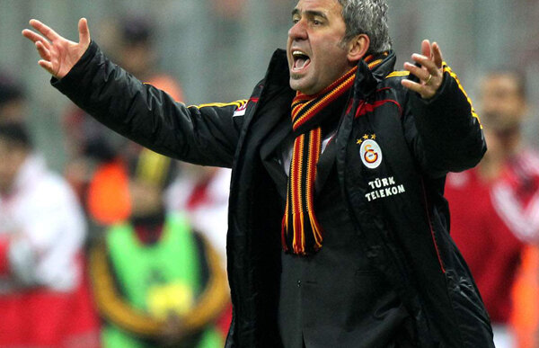 Mesaj al suporterilor către Hagi: "Orice ai face nu merge... Pleacă şi dă o palmă conducerii!"