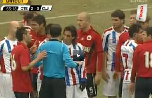 VIDEO / Clujenii cer penalty după un henţ al lui Sergiu Costin