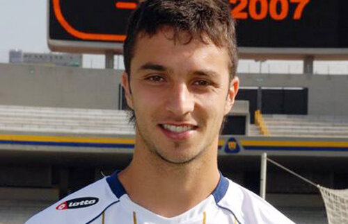 Un jucător al echipei AEK Atena a scăpat nevătămat în urma unui atac cu canistre de gaz