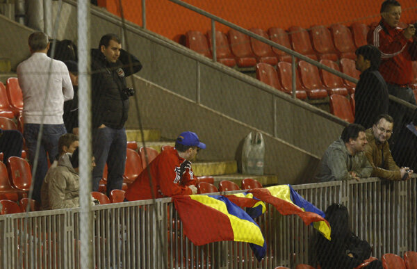 Titularii din meciul cu Bosnia nu s-au antrenează azi » 250 de fani au urmărit şedinţa de pregătire