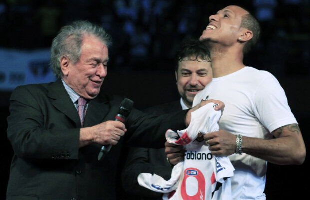 Peste Ronaldinho: 45.000 de fani la prezentarea lui Luis Fabiano