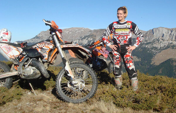 O motociclistă din România va concura la o cursă de măgari :D