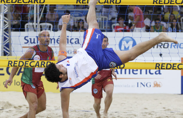 E fotbal? E volei? Este Footvolley!