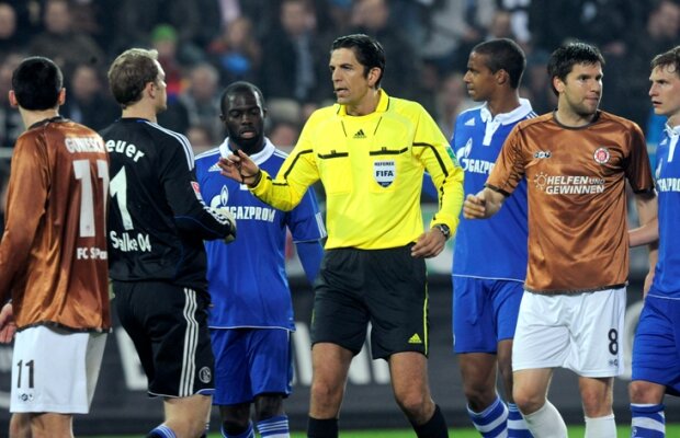 La ei cu bere, la noi cu brichete! St. Pauli - Schalke a fost oprit după ce un pahar de bere l-a lovit pe asistent