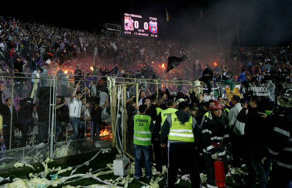 FOTO! Suporterii timişoreni au dat foc peluzei
