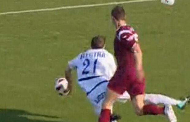 VIDEO / Chiricheş cade în careu şi cere penalty, dar nu primeşte