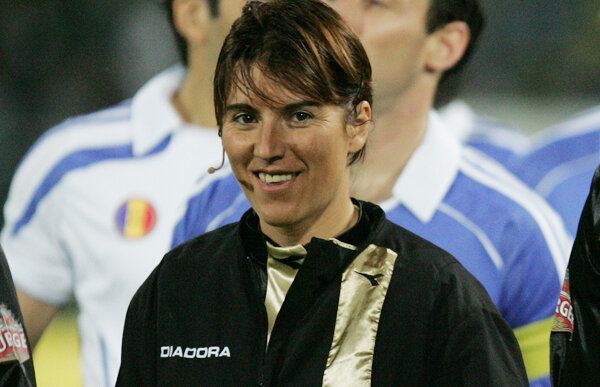 FOTO » Fetele au luat faţa arbitrilor! Cristina Dorcioman, delegată la o semifinală a Ligii Campionilor la fotbal feminin