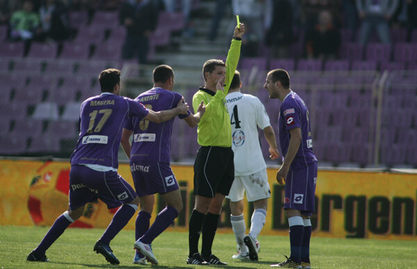 Fostul arbitru Dan Lăzărescu a analizat fazele litigioase din Timişoara - Astra: "Penalty clar la Zicu!"