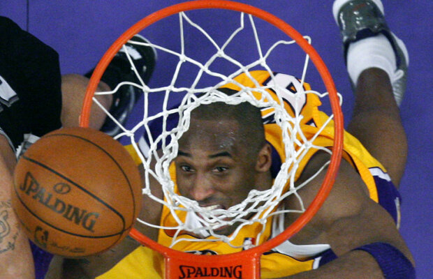 Amendă usturătoare » Kobe Bryant l-a făcut homosexual pe arbitrul Bernie Adams