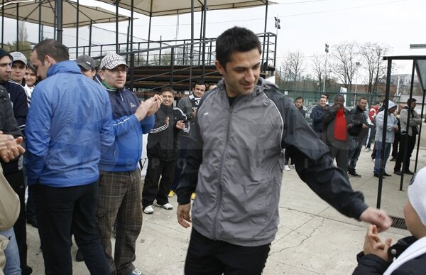 FOTO » Imagini de la antrenamentul Universităţii Cluj: Cristea a intrat pe teren în şlapi