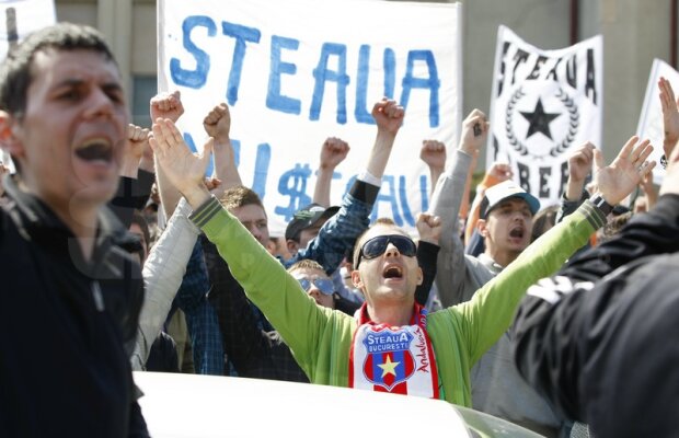 500 de stelişti au protestat în faţa reşedinţei, Gigi a fost pe TV: "Nişte drogaţi"