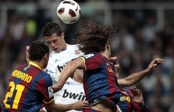 Barcelona suferă » Adriano s-a "rupt" şi va lipsi tot restul sezonului