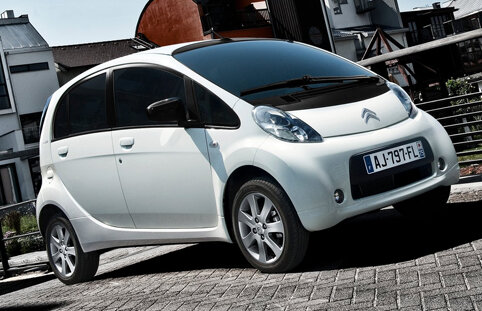 În România se pot cumpăra deja două maşini electrice » Concurenţă la curent