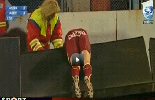 VIDEO / Pe Bozovici nu l-au mai ţinut frînele şi s-a lovit de un panou publicitar la Ploieşti :D