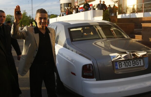 UPDATE Suporterii au atacat maşina lui Gigi Becali. "Vreau să-i văd la închisoare!"