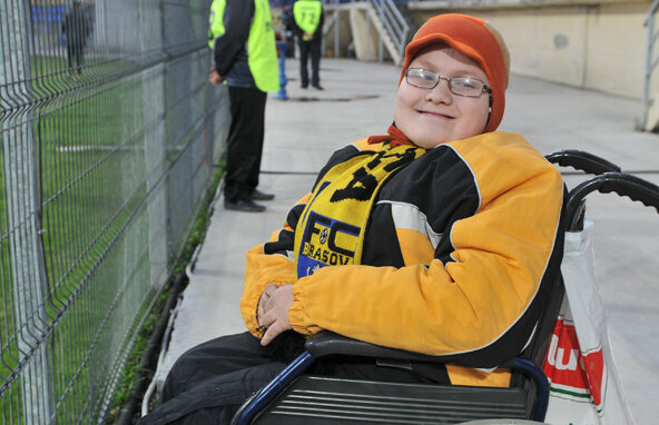 Braşovenii, impresionaţi de povestea unui copil grav bolnav » L-au lăsat pe gazon