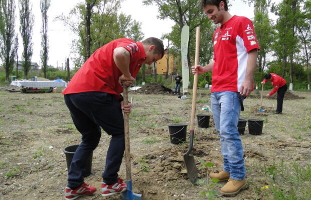 FOTO // Dinamoviştii se gîndesc la natură! Au plantat copaci la Bragadiru