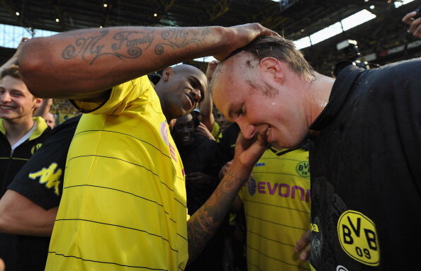 Promisiune respectată » Grosskreutz de la Dortmund, tuns pe teren de un coechipier după cîştigarea titlului