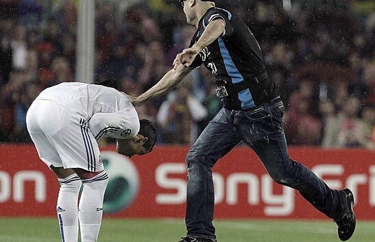 FOTO şi VIDEO! Jimmy Jump a întrerupt Barca - Real. Ronaldo era ţinta sa