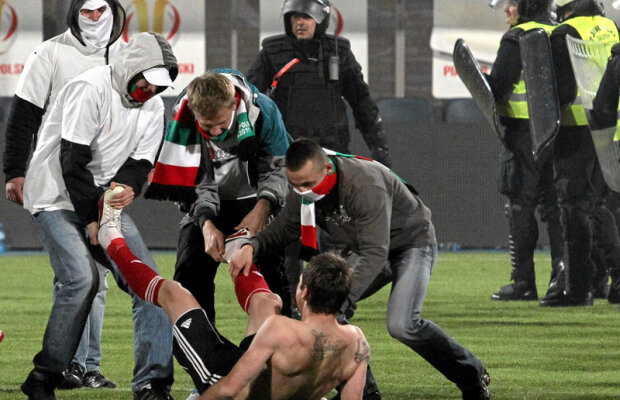 VIDEO // 5.000 de huligani din Varşovia au invadat gazonul la finala Cupei Poloniei, ciocnindu-se cu forţele de ordine!