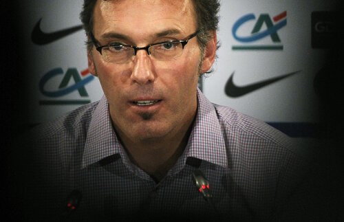 Selecţionerul ar putea fi victima scandalului rasist care a şocat Hexagonul » Se trage în Blanc!