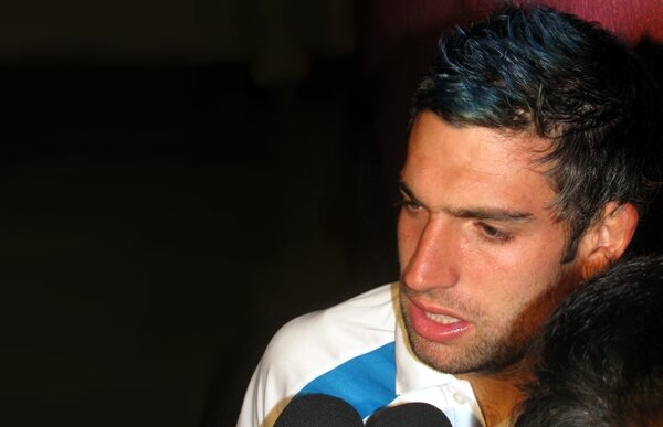 Au înnebunit portarii » A greşit la două goluri şi a sărit să-şi bată antrenorul cînd a fost schimbat