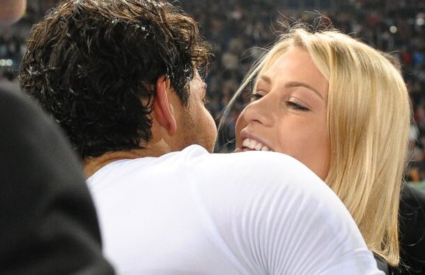 FOTO Pato a sărbătorit cîştigarea titlului alături de fiica şefului Berlusconi. Vezi primul "11" al nevestelor de la AC Milan!