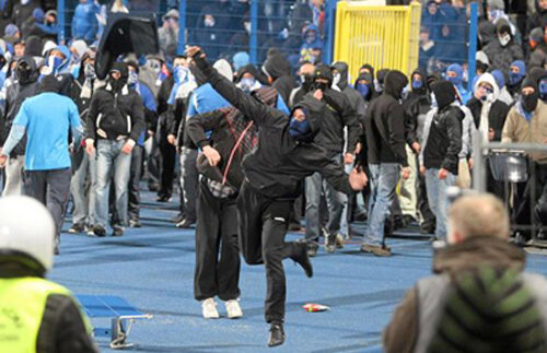 VIDEO Poliţia poloneză a reţinut 21 de suporteri, după incidentele din finala Cupei