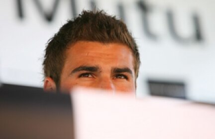 Barmanul bătut de Mutu susţine că va intra a doua oară sub bisturiu. "Briliantul" rămîne impasibil