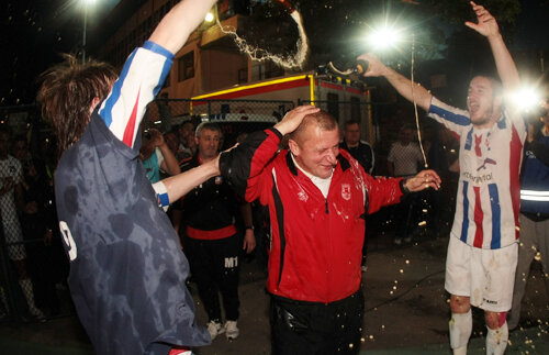 Reconstituirea unei seri magice pentru jucătorii şi staff-ul Oţelului: Întîia noapte de dragoste!