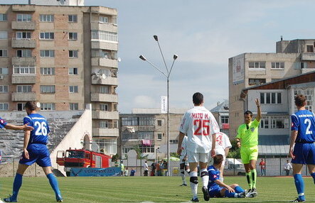 Dar în urmărire generală, un african a venit să joace fotbal în România şi a fost arestat!