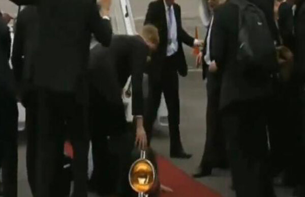 VIDEO » Încă o Cupă "buclucaşă", scăpată pe jos. De această dată, finlandezii sînt cei neîndemînatici :)