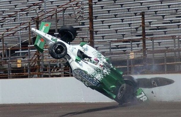 VIDEO Momente teribile în Indycar » Accident la 330 km/h, urmat de un incendiu