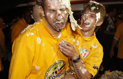 EXCLUSIV / Gălăţenii au sărbătorit "dulce" primul titlu din istorie » Campionii s-au bătut. Cu frişcă!